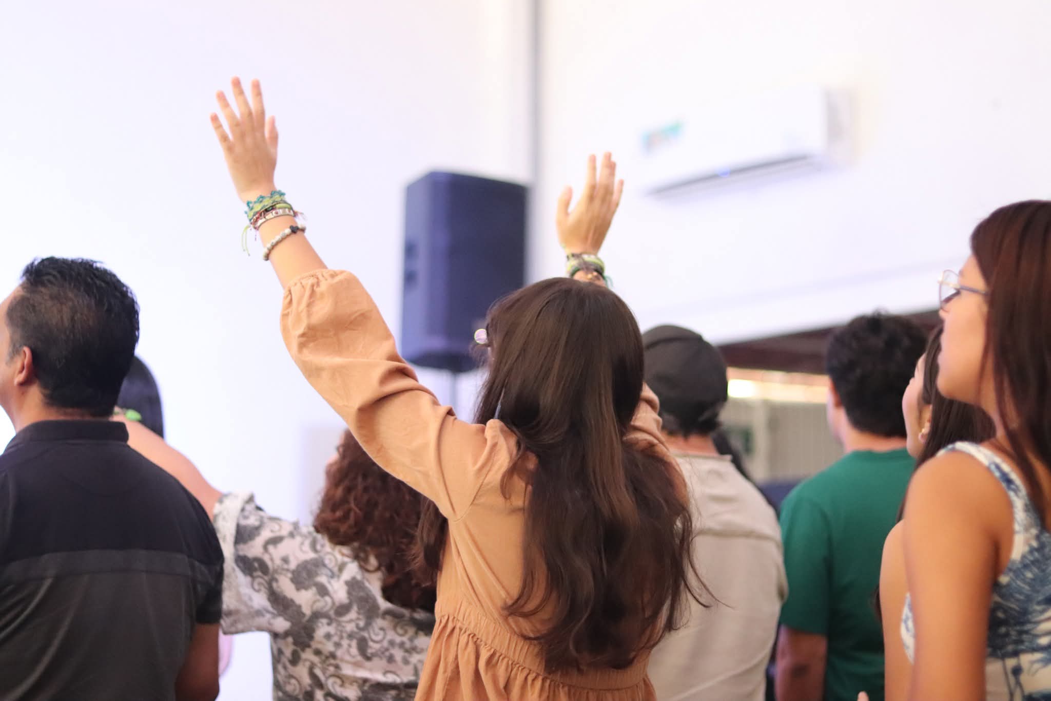 Joven cantando en el escenario con guitarra